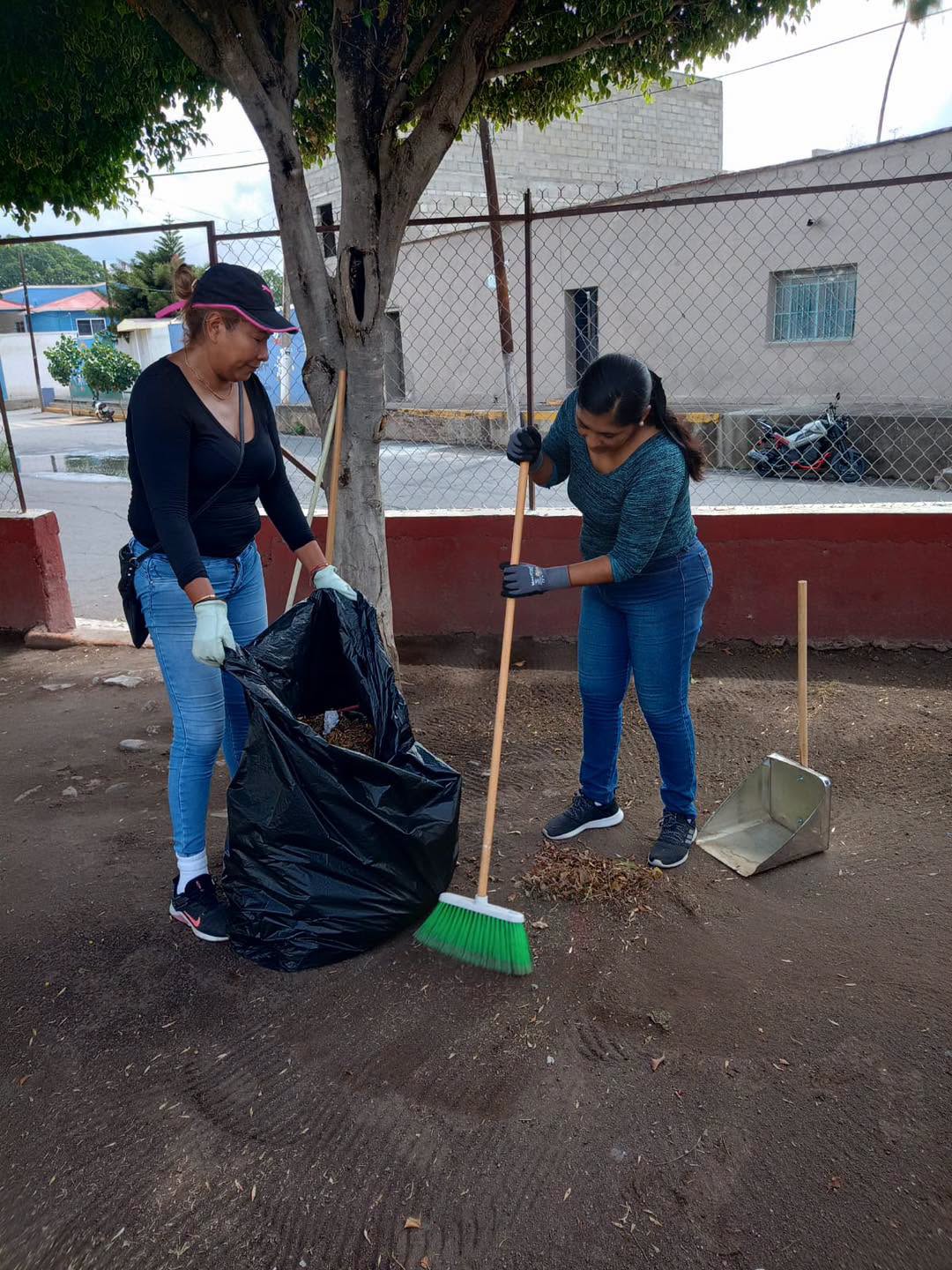 Jornada de limpieza mejora las condiciones del Parque Infantil Morelos en Ahuacatlán