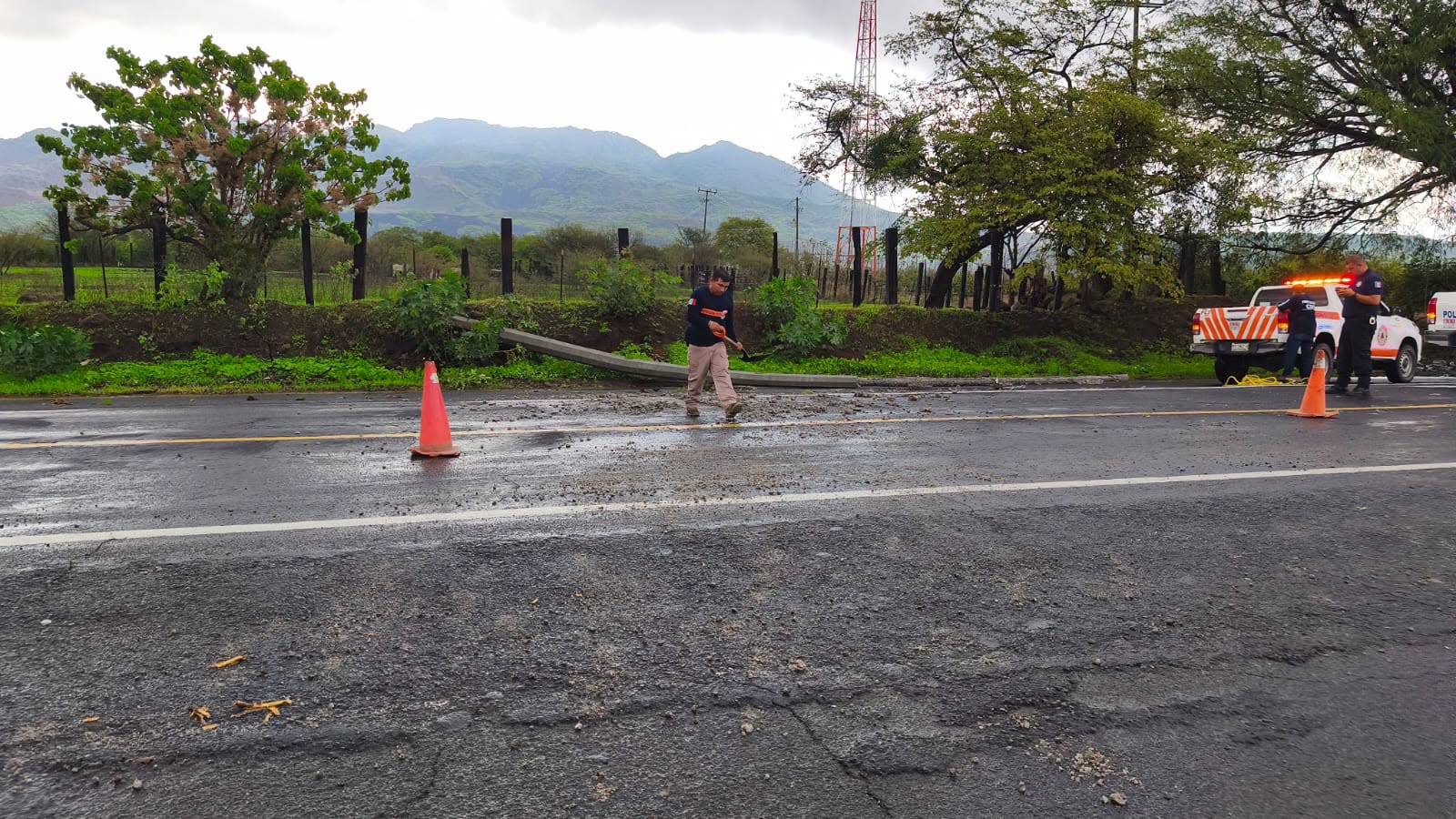 Protección Civil atiende caída de poste en la carretera internacional a la altura de Marquezado