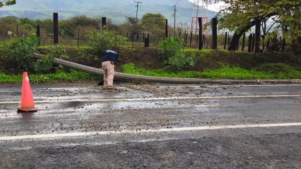 Protección Civil atiende caída de poste en la carretera internacional a la altura de Marquezado