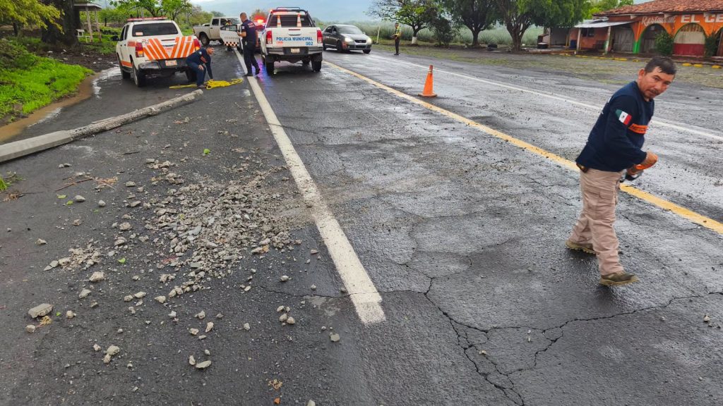 Protección Civil atiende caída de poste en la carretera internacional a la altura de Marquezado