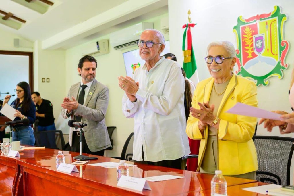 Miguel Ángel Navarro y Beatriz Estrada reconocen años de esfuerzo con entrega de concesiones y créditos