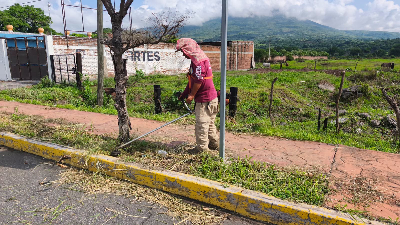 Ahuacatlán fortalece el mantenimiento del boulevard para conservar espacios públicos limpios y seguros