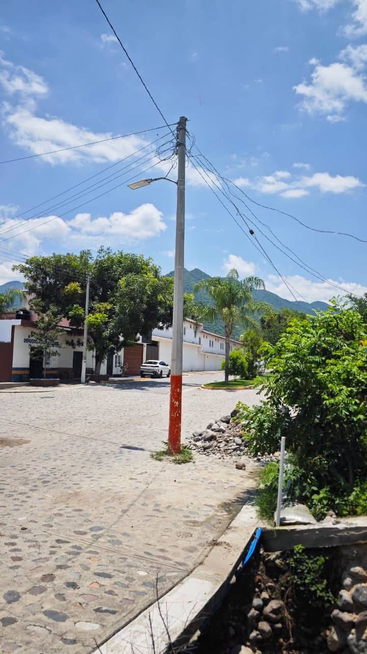 Retiran poste que obstruía el malecón de Amatlán de Cañas tras años de permanecer en la vialidad