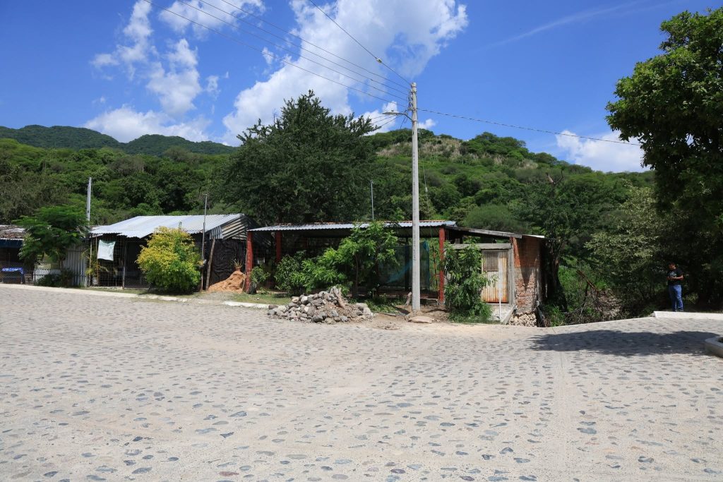 Retiran poste que obstruía el malecón de Amatlán de Cañas tras años de permanecer en la vialidad