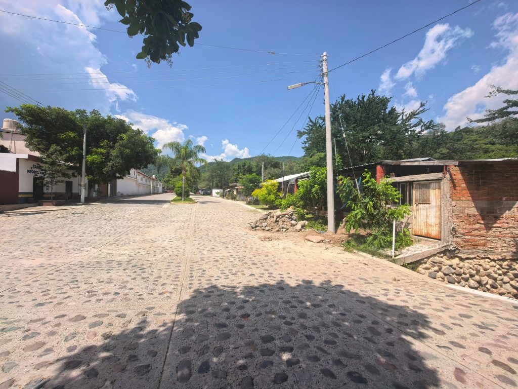 Retiran poste que obstruía el malecón de Amatlán de Cañas tras años de permanecer en la vialidad