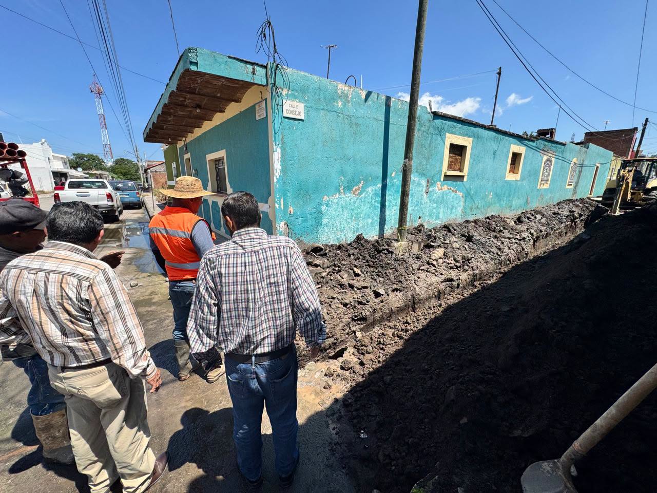 Inician rehabilitación del drenaje en la calle Consejo para mejorar la infraestructura sanitaria en Ahuacatlán