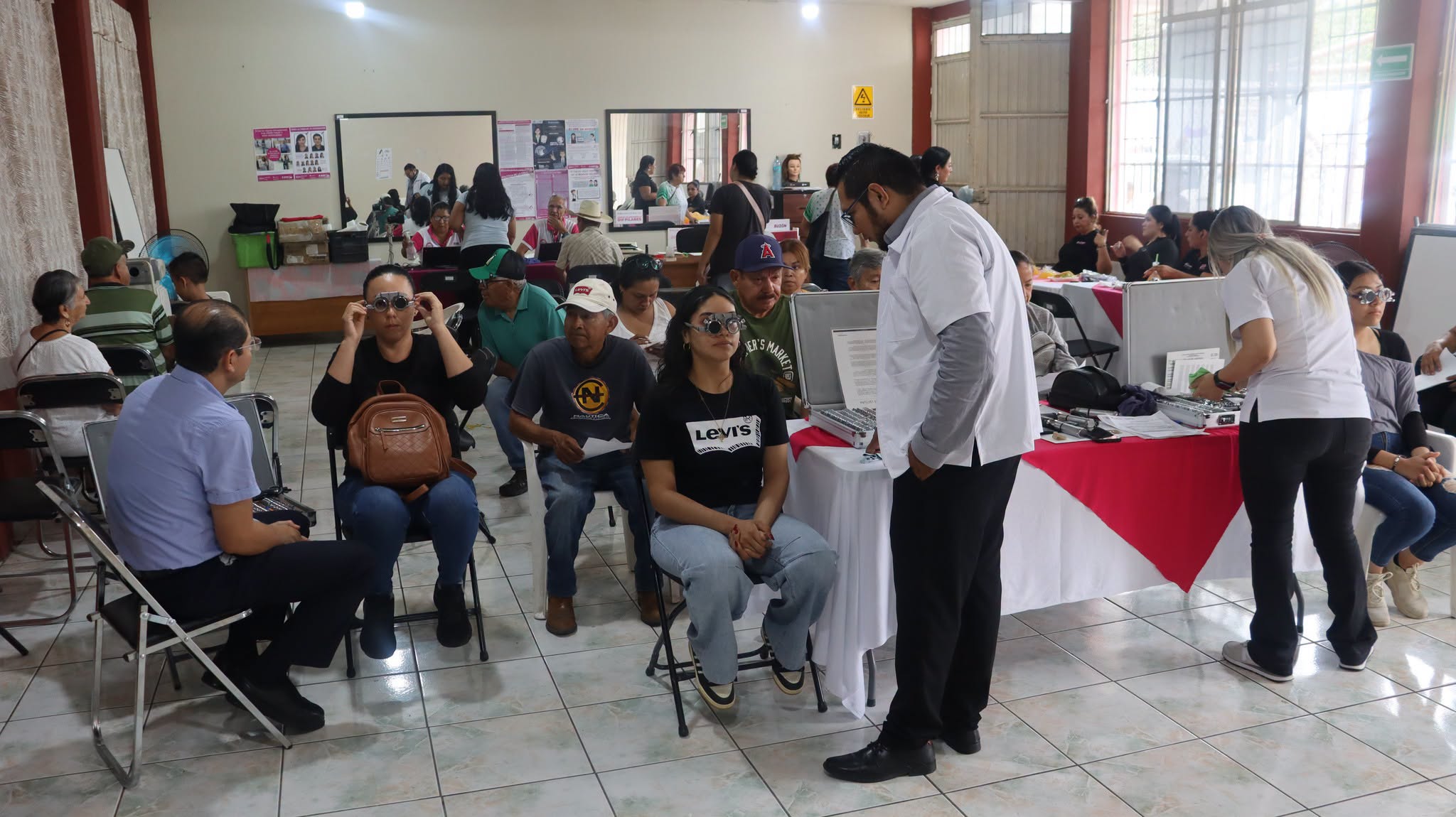 Lentes graduados gratuitos benefician a familias de Ahuacatlán con jornada de valoración visual