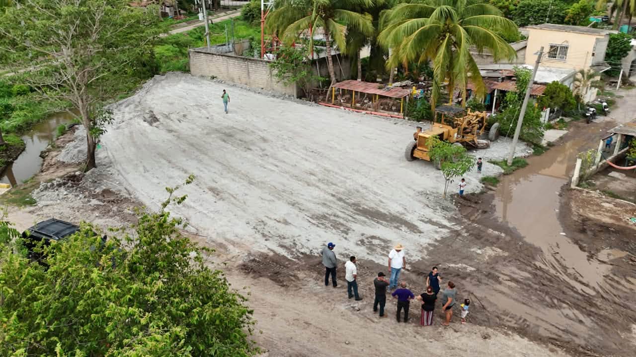 José Antonio Barajas supervisa avance de la cancha de usos múltiples en Guadalupe Victoria