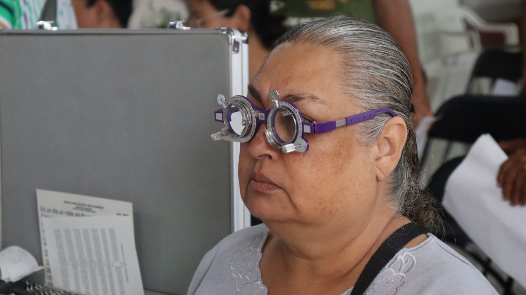 Lentes graduados gratuitos benefician a familias de Ahuacatlán con jornada de valoración visual