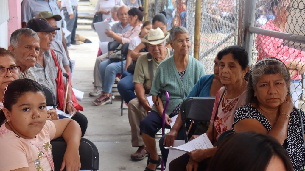 Lentes graduados gratuitos benefician a familias de Ahuacatlán con jornada de valoración visual