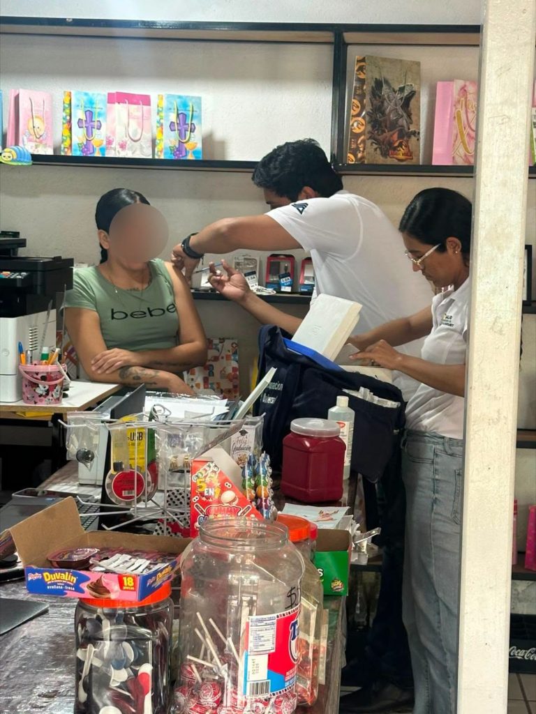Salud y Protección Civil atienden a familias afectadas en Tepuzhuacán
