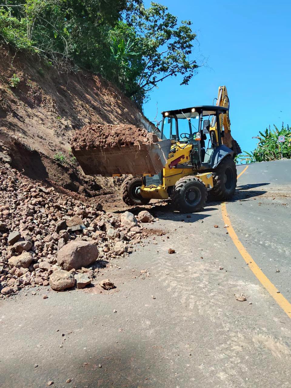 Deslave en camino a Palapitas moviliza labores de limpieza en Xalisco