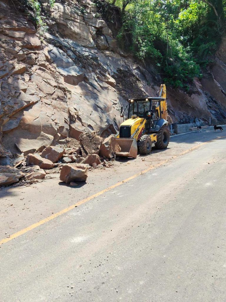 Deslave en camino a Palapitas moviliza labores de limpieza en Xalisco