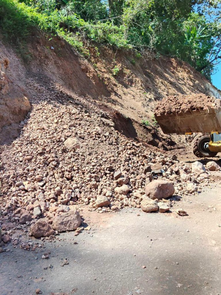 Deslave en camino a Palapitas moviliza labores de limpieza en Xalisco