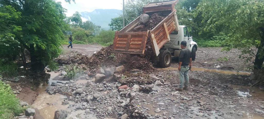 Rehabilitan camino a La Campana tras afectaciones provocadas por el arroyo Las Carretas