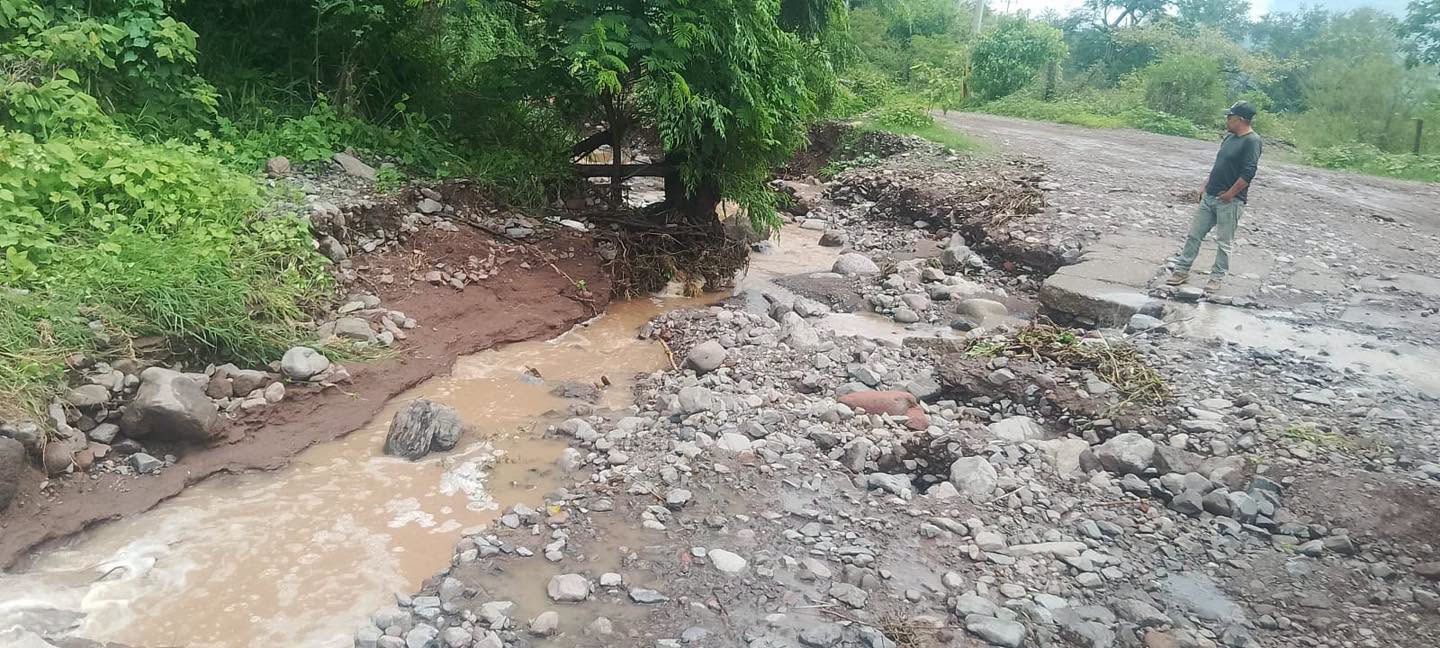 Rehabilitan camino a La Campana tras afectaciones provocadas por el arroyo Las Carretas