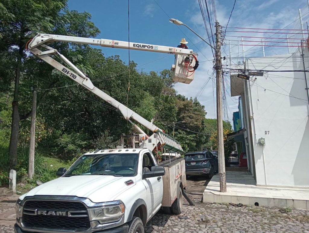 Gobierno de Tepic fortalece alumbrado público con mantenimiento en la colonia Dos de Agosto