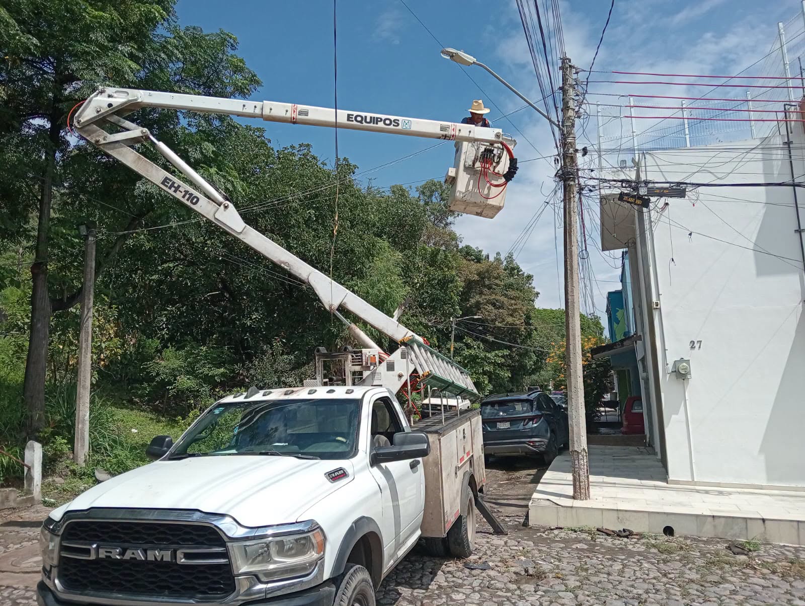 Gobierno de Tepic fortalece alumbrado público con mantenimiento en la colonia Dos de Agosto