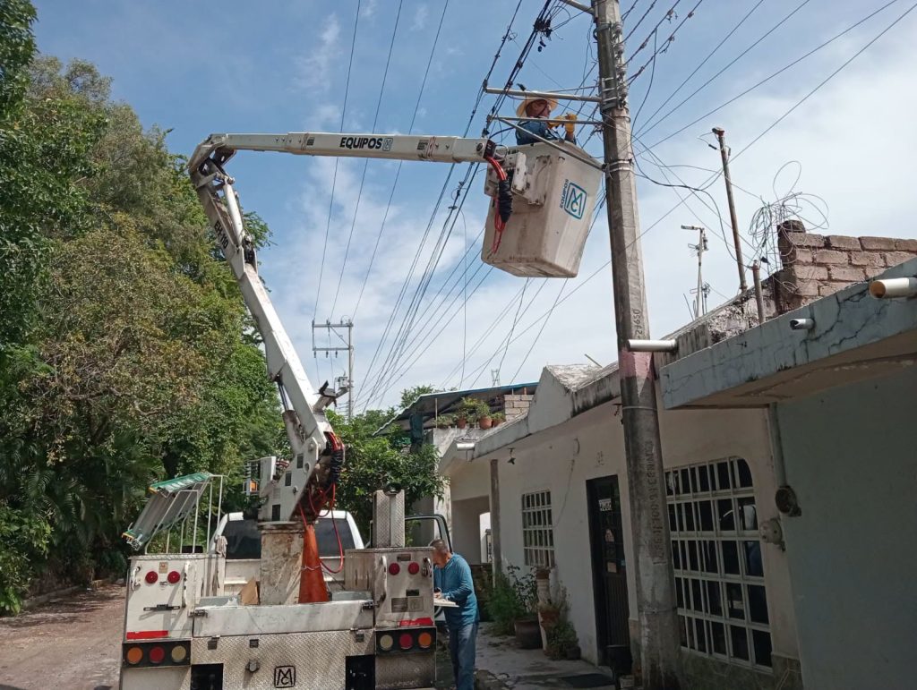 Gobierno de Tepic fortalece alumbrado público con mantenimiento en la colonia Dos de Agosto