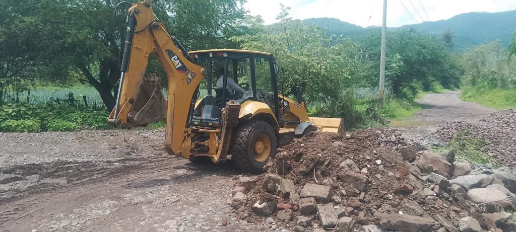 Rehabilitan camino a La Campana tras afectaciones provocadas por el arroyo Las Carretas