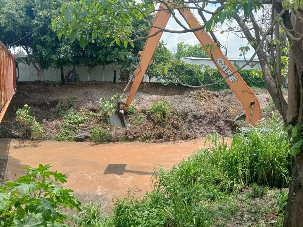 Ahuacatlán fortalece acciones preventivas con desazolve del río en la cabecera municipal y Zoatlán