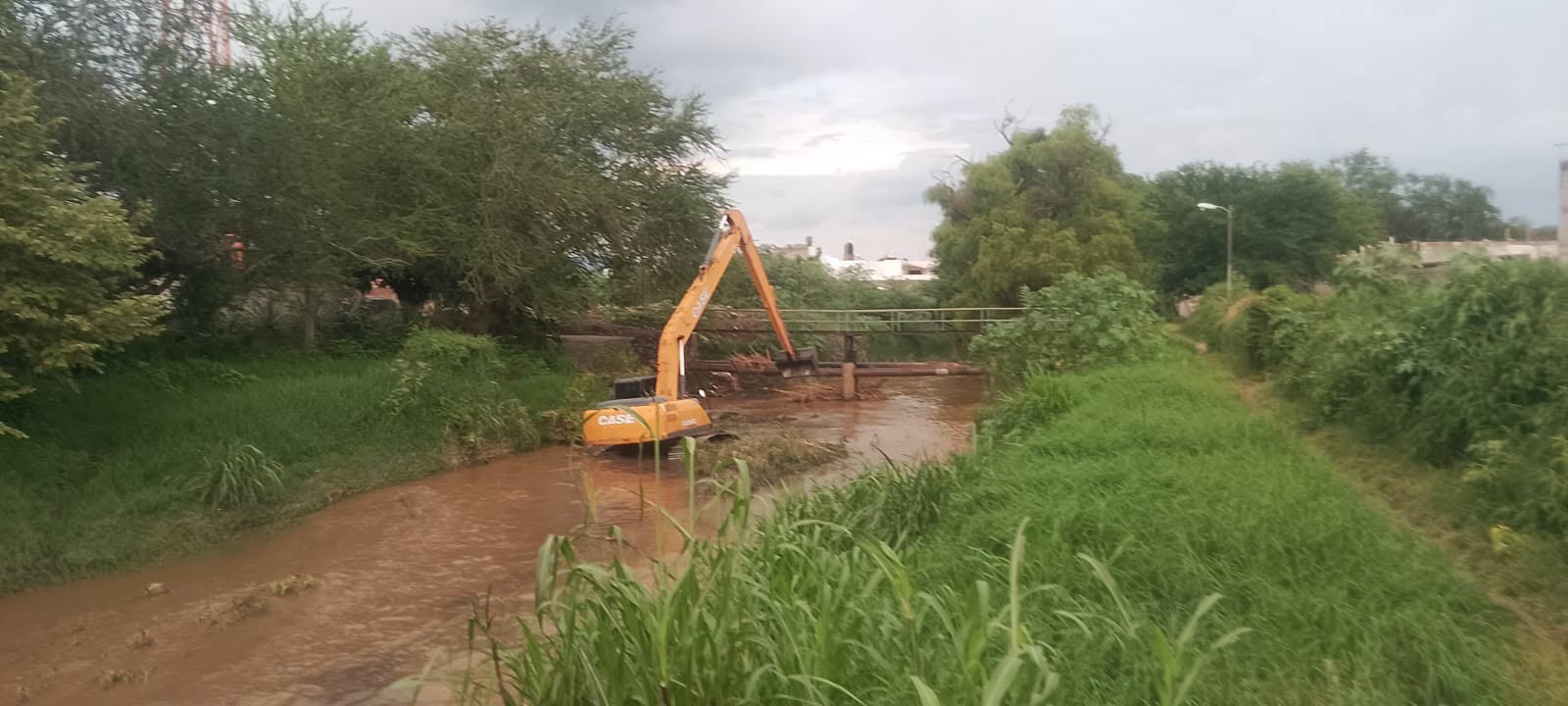 Ahuacatlán fortalece acciones preventivas con desazolve del río en la cabecera municipal y Zoatlán