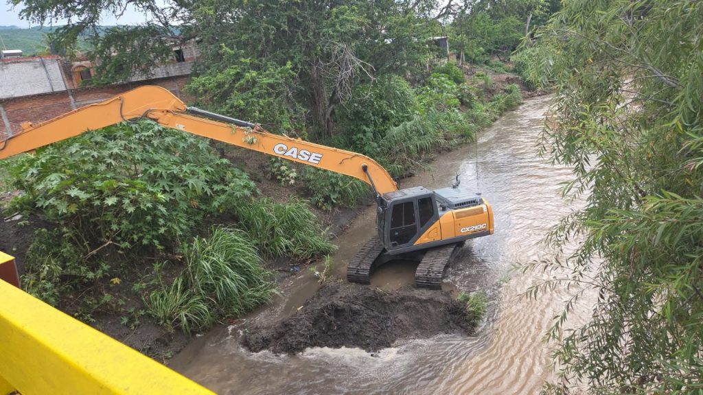 Ahuacatlán fortalece acciones preventivas con desazolve del río en la cabecera municipal y Zoatlán