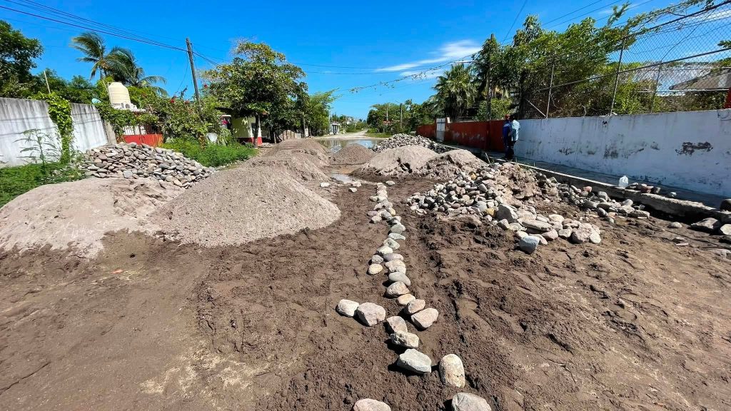 San Blas avanza con empedrado en seco en la calle Ruiz Cortines de la colonia Benito Juárez