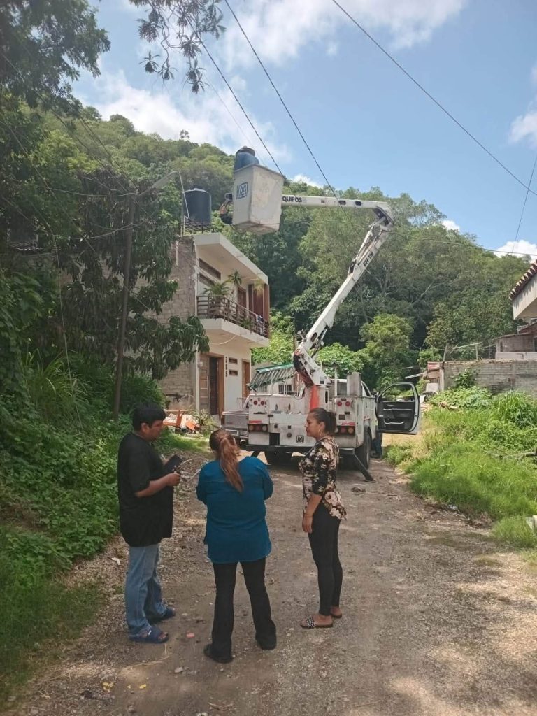 Alumbrado público fortalece la iluminación en colonias de Tepic con trabajos de mantenimiento