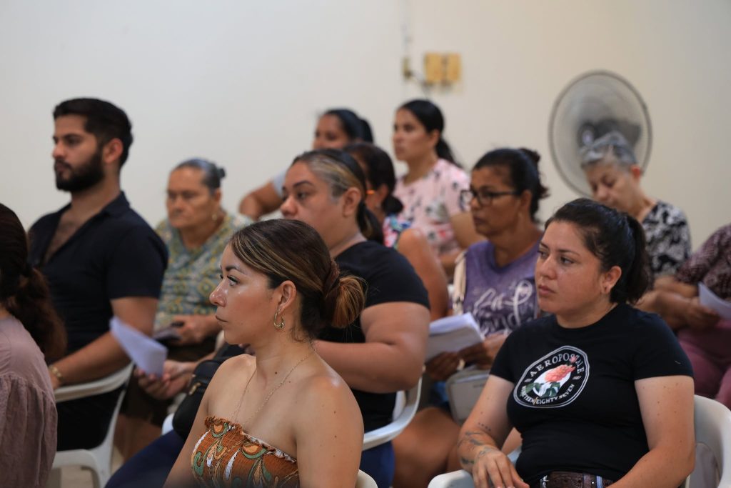 Plática sobre financiamiento para mujeres acerca opciones para emprender en Amatlán de Cañas
