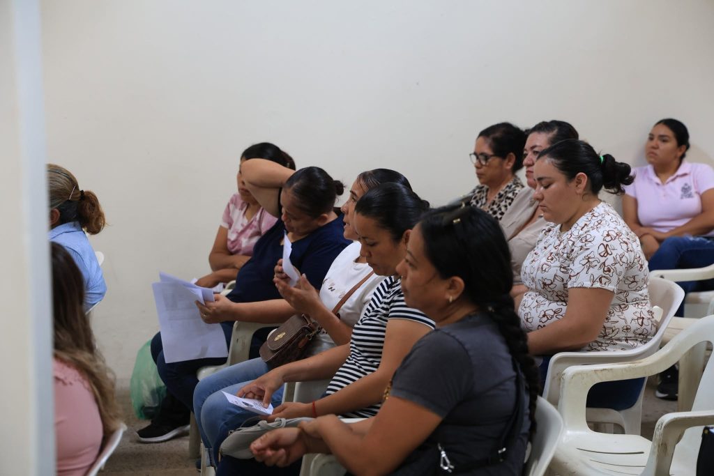 Plática sobre financiamiento para mujeres acerca opciones para emprender en Amatlán de Cañas