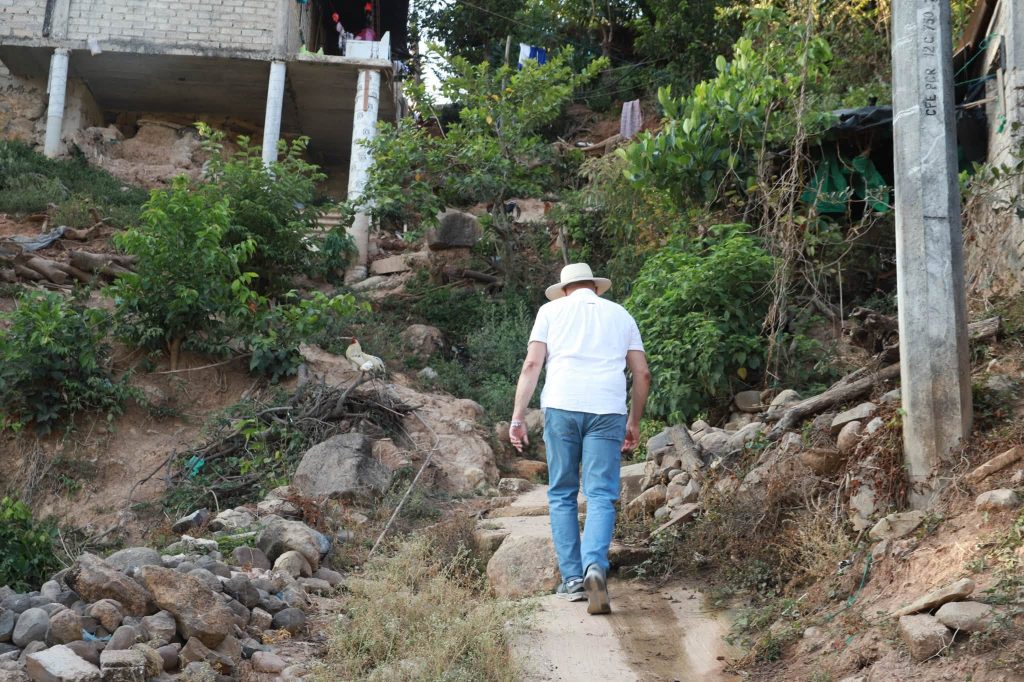 Gobierno de San Blas mejora el Callejón Sinaloa en Jalcocotán con nuevas escaleras para un paso más seguro