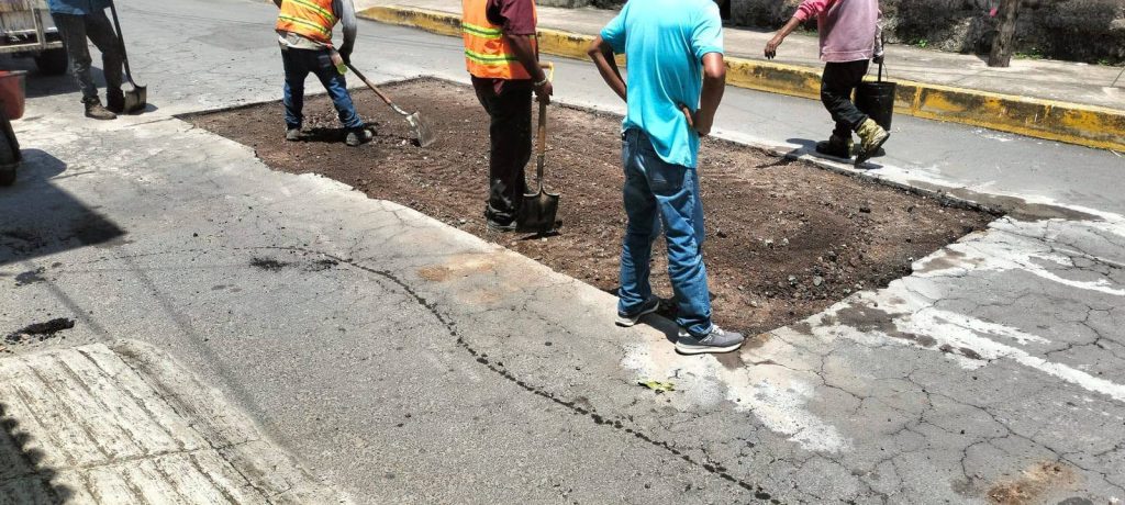Xalisco avanza con trabajos de bacheo en calles para mejorar la movilidad