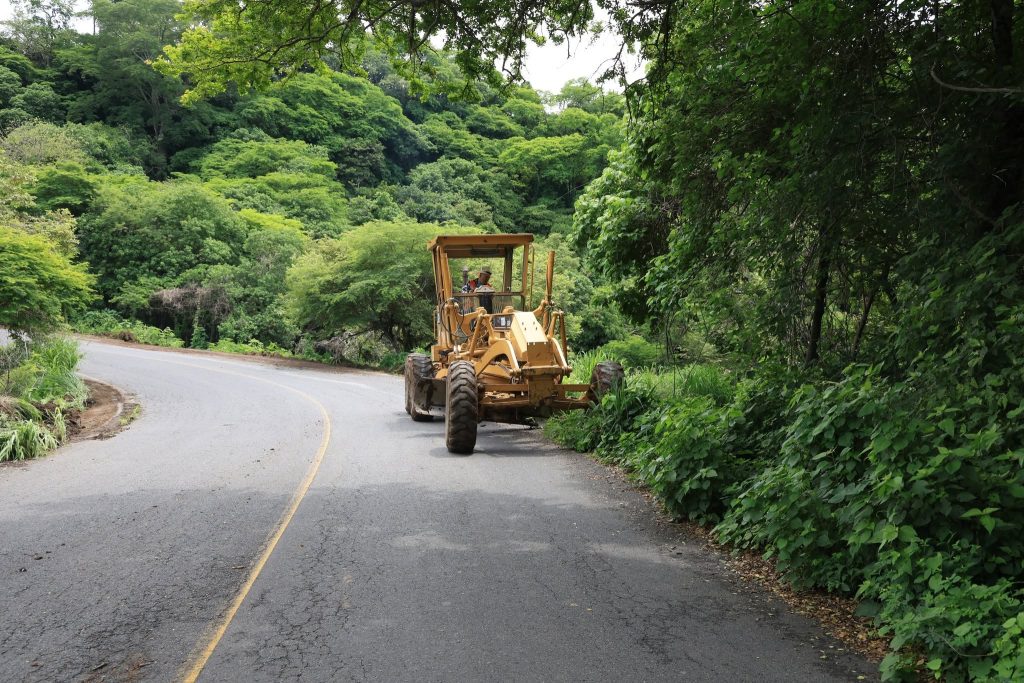 Amatlán de Cañas avanza con limpieza y desazolve en la carretera El Rosario-Tepozhuacán