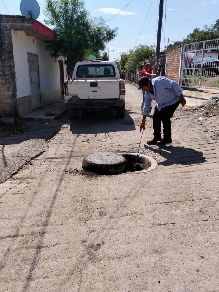 Santa María del Oro realiza trabajos de desazolve de drenaje en La Labor y San Leonel