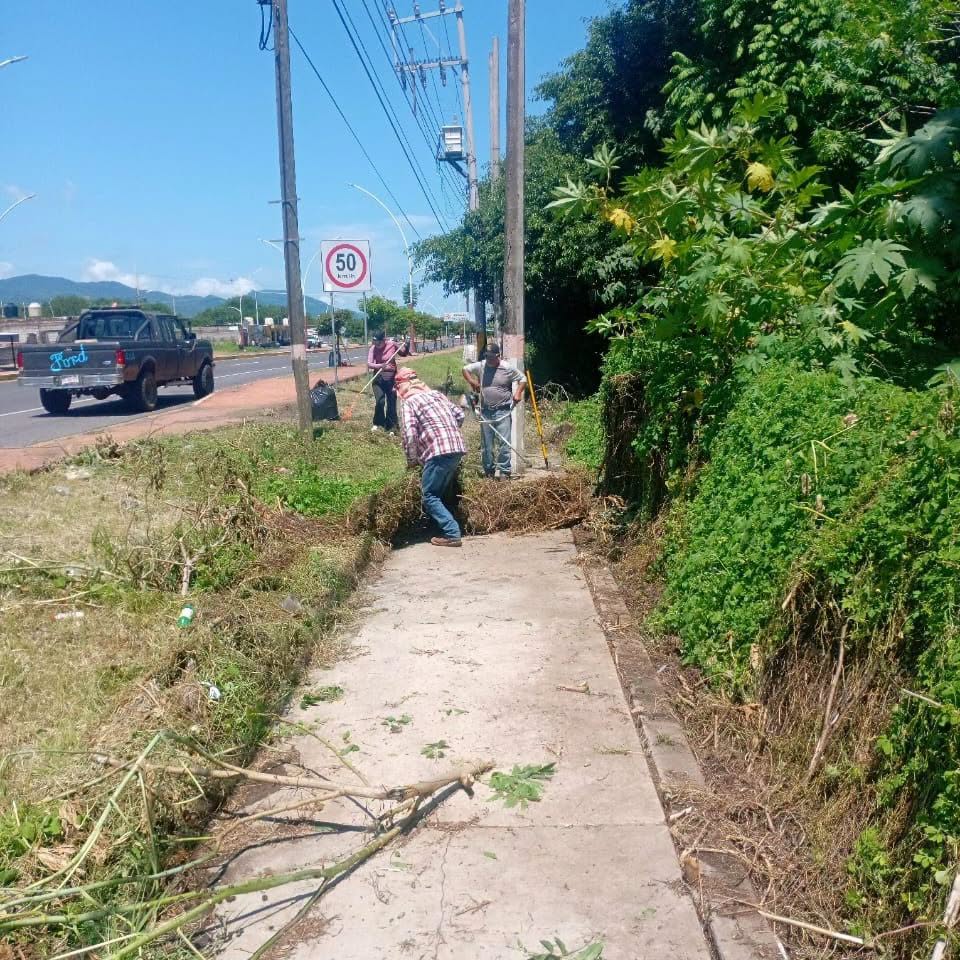 Protección Civil de Ahuacatlán fortalece limpieza de espacios públicos con trabajos en cancha 8 de Mayo y Boulevard