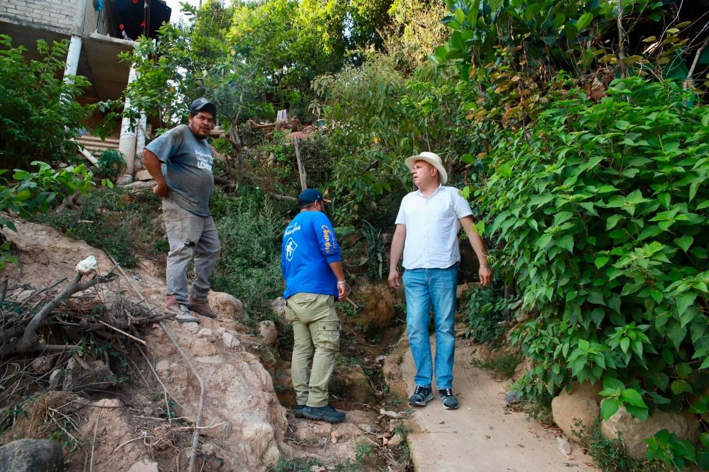 Gobierno de San Blas mejora el Callejón Sinaloa en Jalcocotán con nuevas escaleras para un paso más seguro