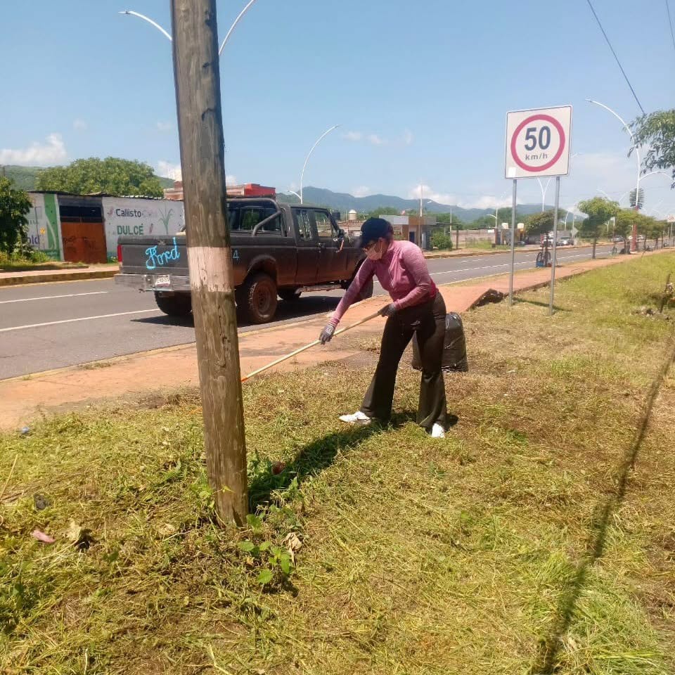 Protección Civil de Ahuacatlán fortalece limpieza de espacios públicos con trabajos en cancha 8 de Mayo y Boulevard
