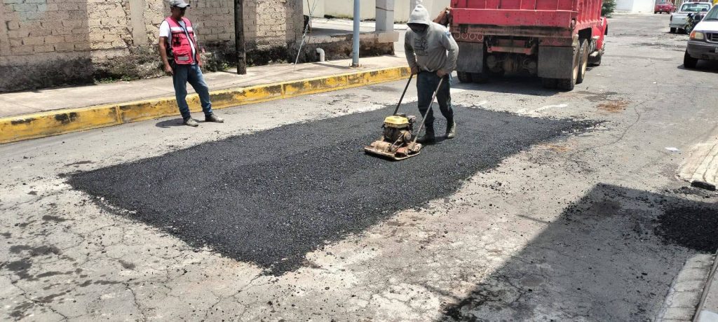 Xalisco avanza con trabajos de bacheo en calles para mejorar la movilidad