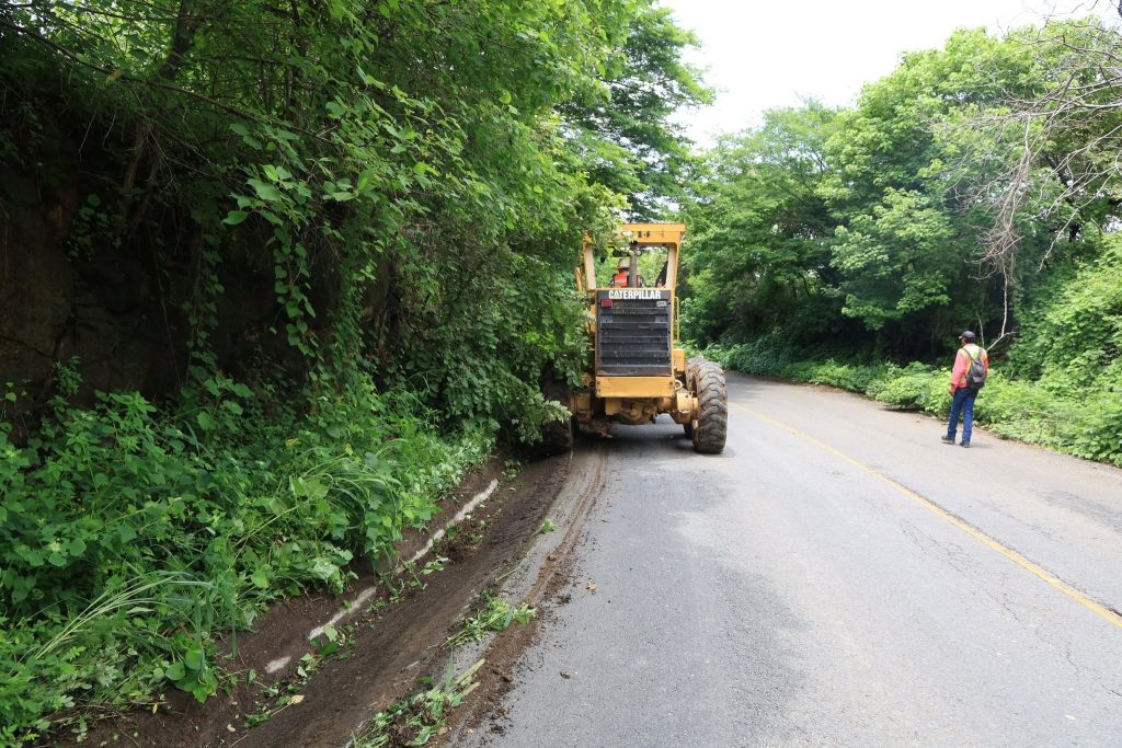 Amatlán de Cañas avanza con limpieza y desazolve en la carretera El Rosario-Tepozhuacán