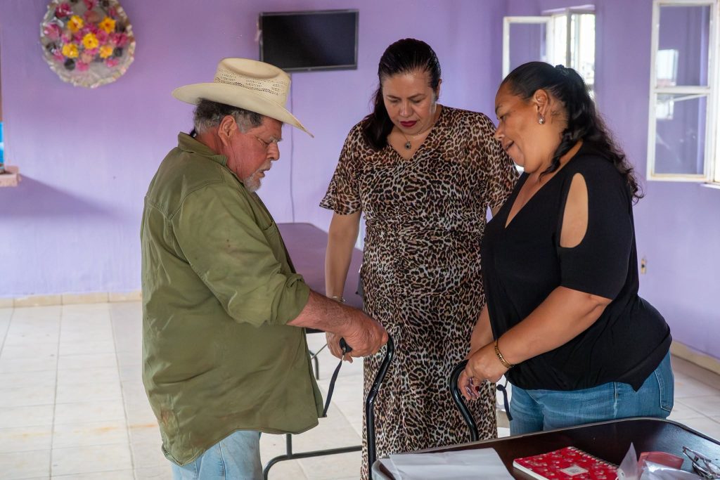 Presidenta municipal visita Tequilita y entrega aparatos ortopédicos a adultos mayores