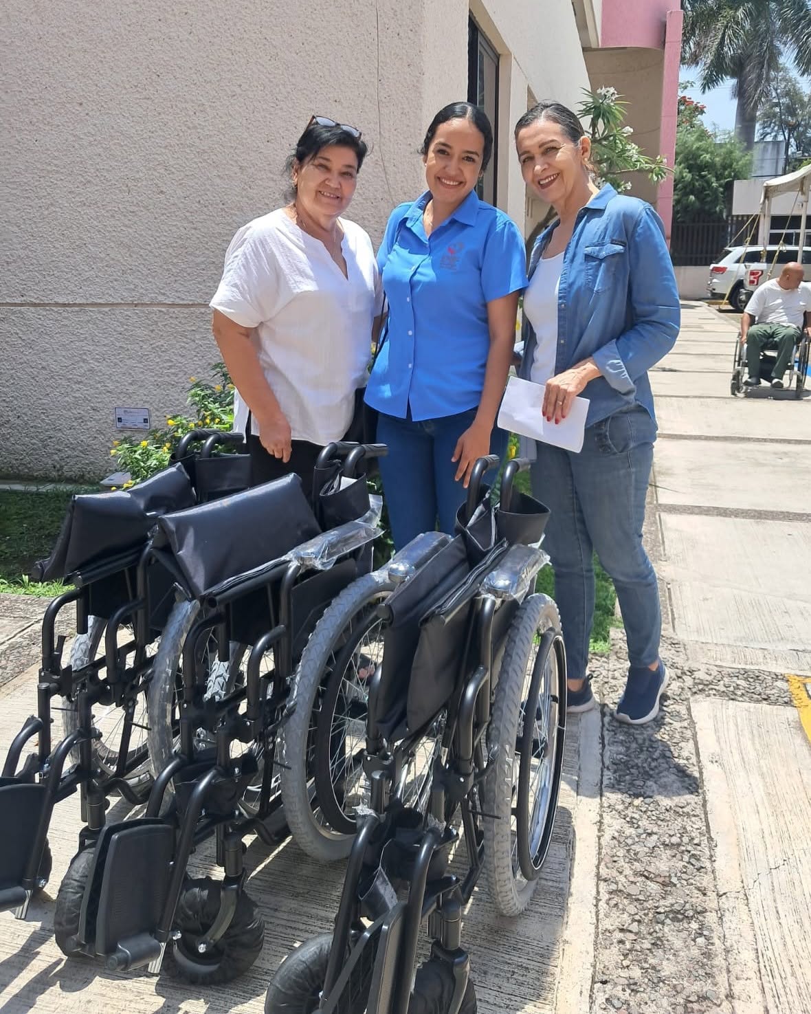 DIF Amatlán de Cañas entrega sillas de ruedas para mejorar la movilidad de familias del municipio