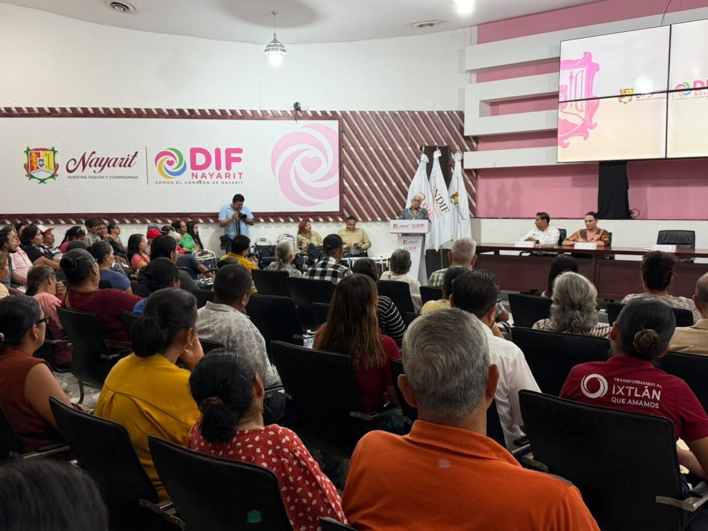DIF Amatlán de Cañas entrega sillas de ruedas para mejorar la movilidad de familias del municipio