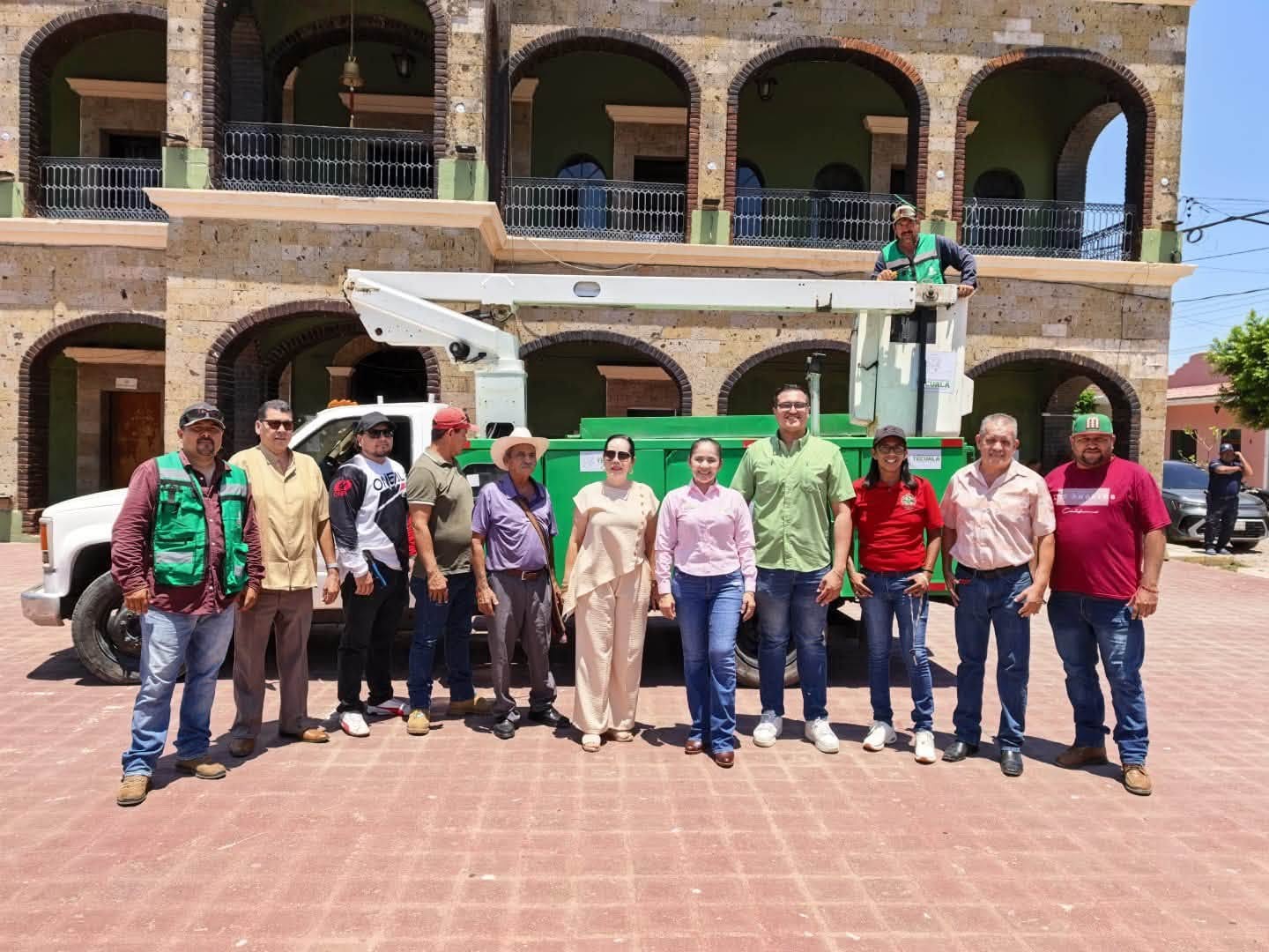 Tecuala fortalece el alumbrado público con entrega de grúa canastilla hidráulica