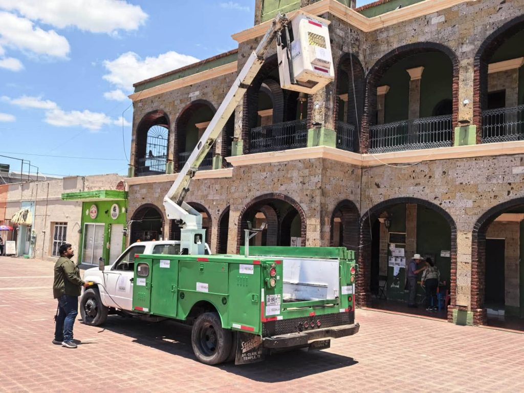 Tecuala fortalece el alumbrado público con entrega de grúa canastilla hidráulica