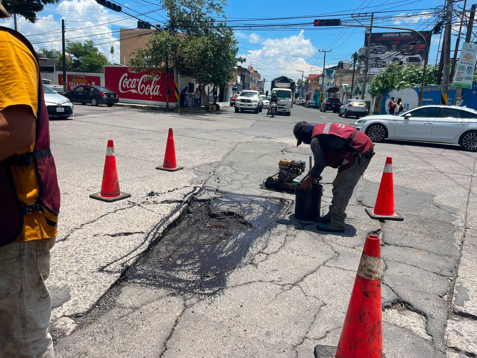 Tepic realiza trabajos de bacheo en cinco colonias para mejorar las vialidades