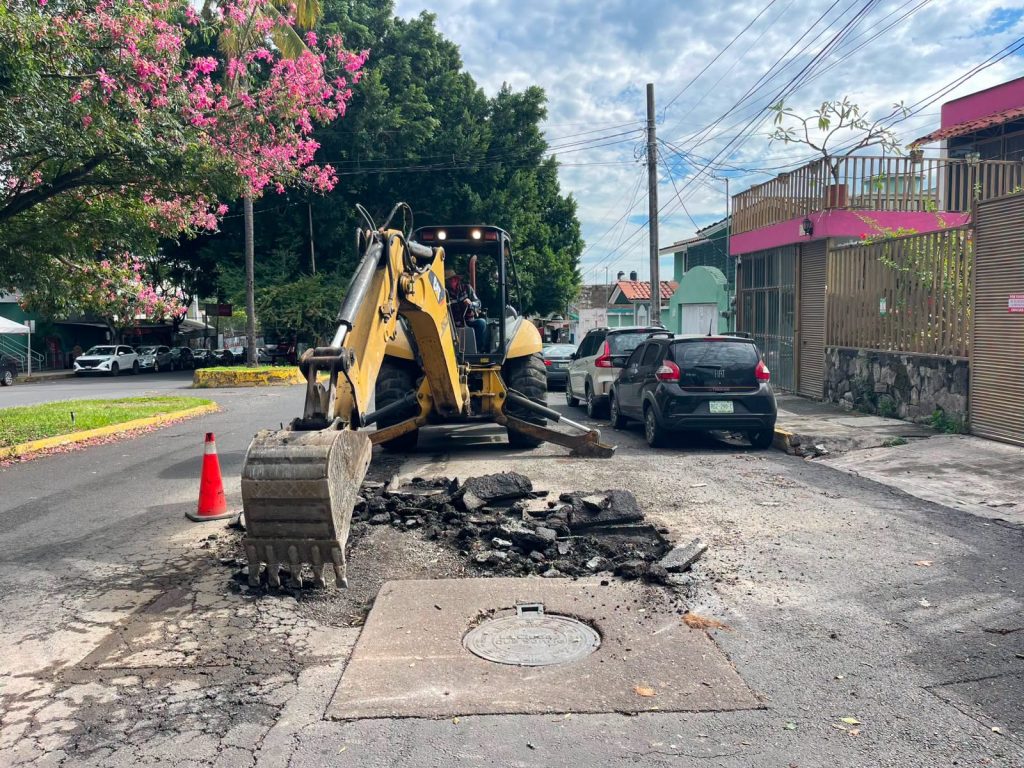 Tepic realiza trabajos de bacheo en cinco colonias para mejorar las vialidades