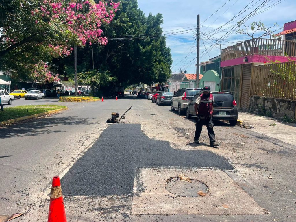Tepic realiza trabajos de bacheo en cinco colonias para mejorar las vialidades