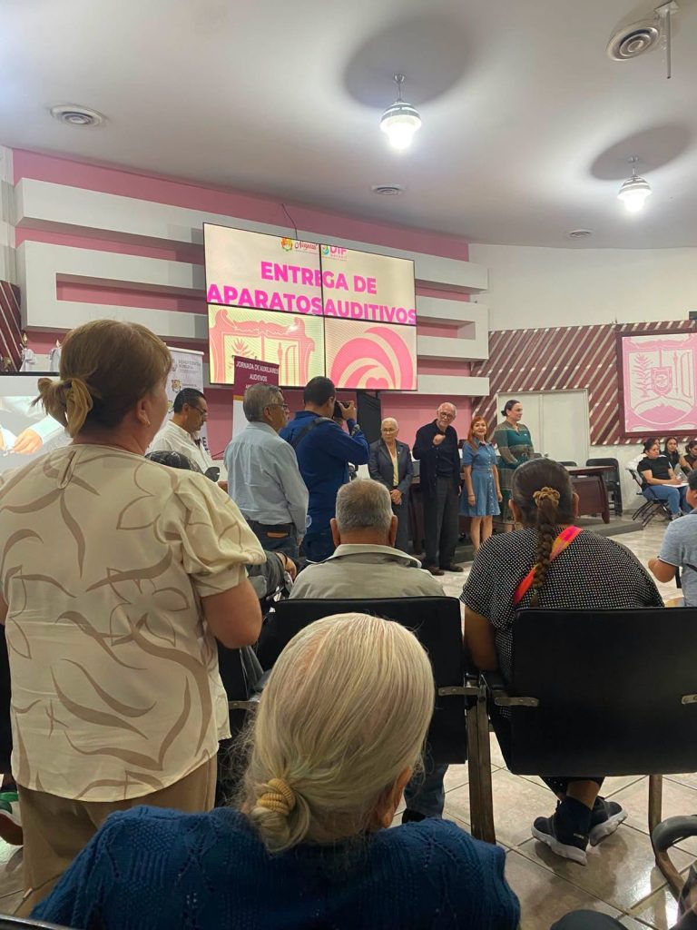 Ahuacatlán acerca aparatos auditivos a 22 personas mediante gestión con el DIF Nayarit