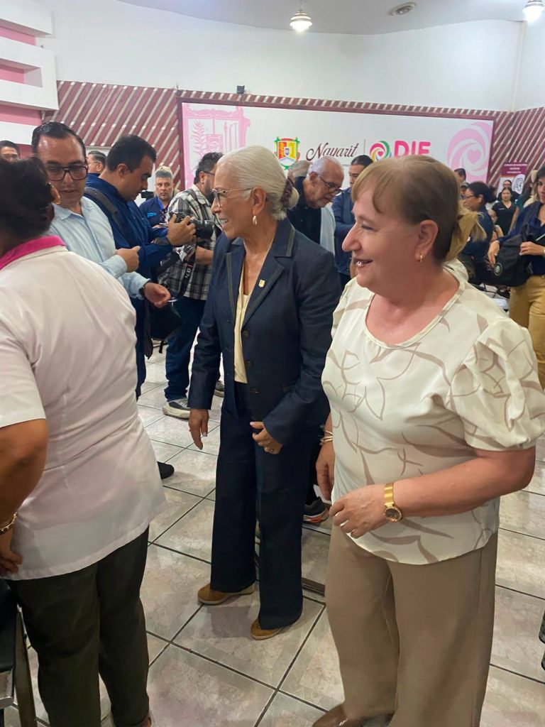 Ahuacatlán acerca aparatos auditivos a 22 personas mediante gestión con el DIF Nayarit